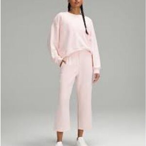 Softstreme High-Rise
Straight-Leg Cropped
Pant in strawberry milkshake